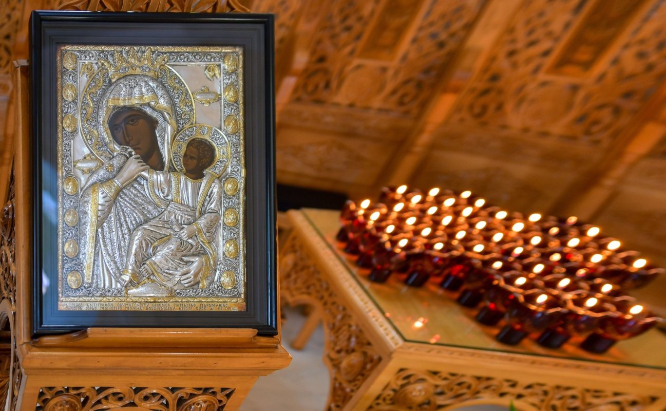 Darurile Maicii Domnului la obştea Mănăstirii Blănoiu 121877