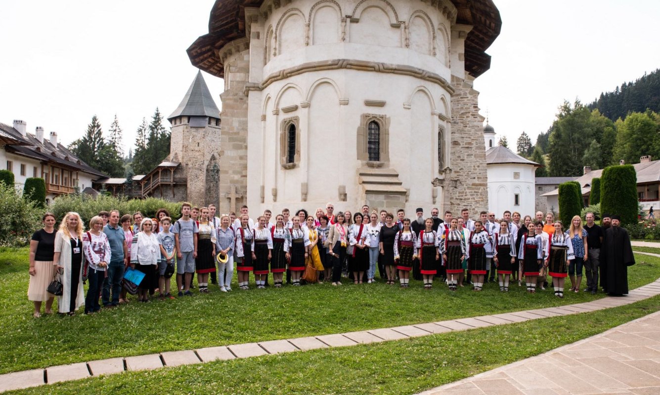 Conferința „AmbasaDOR de Bucovina” a ajuns la Putna 121975