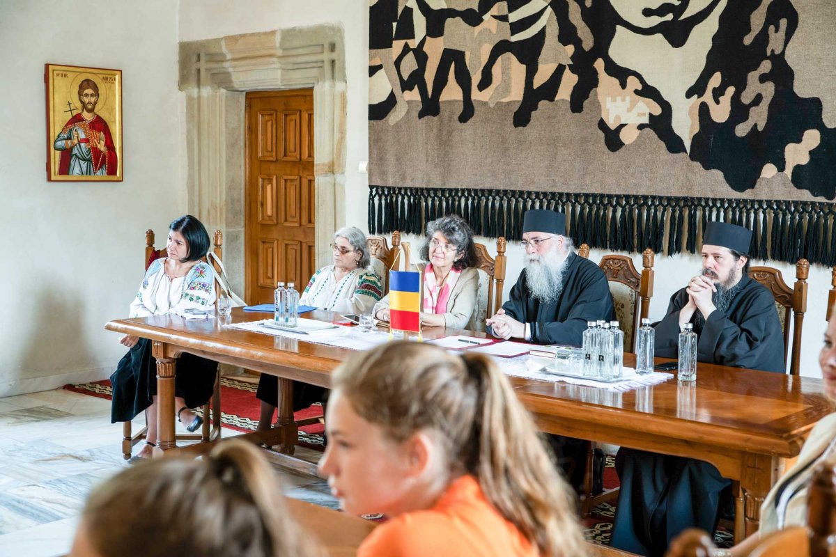 Conferinţa „Diaspora - Educaţie şi formare. AmbasaDOR de Bucovina” a ajuns la Putna 122048