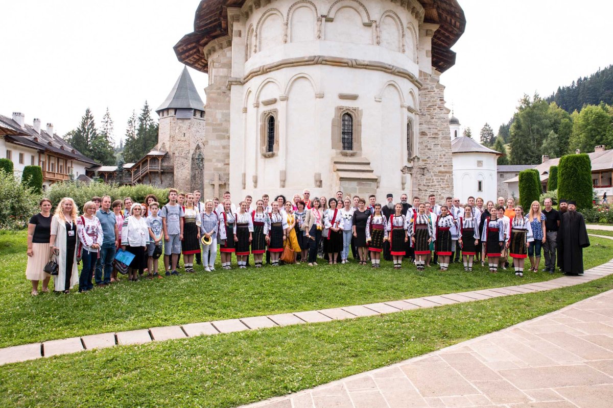 Conferinţa „Diaspora - Educaţie şi formare. AmbasaDOR de Bucovina” a ajuns la Putna 122051