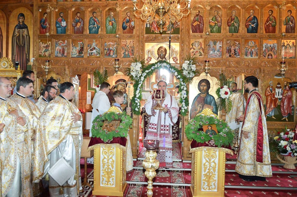 Liturghie arhierească la Meteora Bacăului 122044