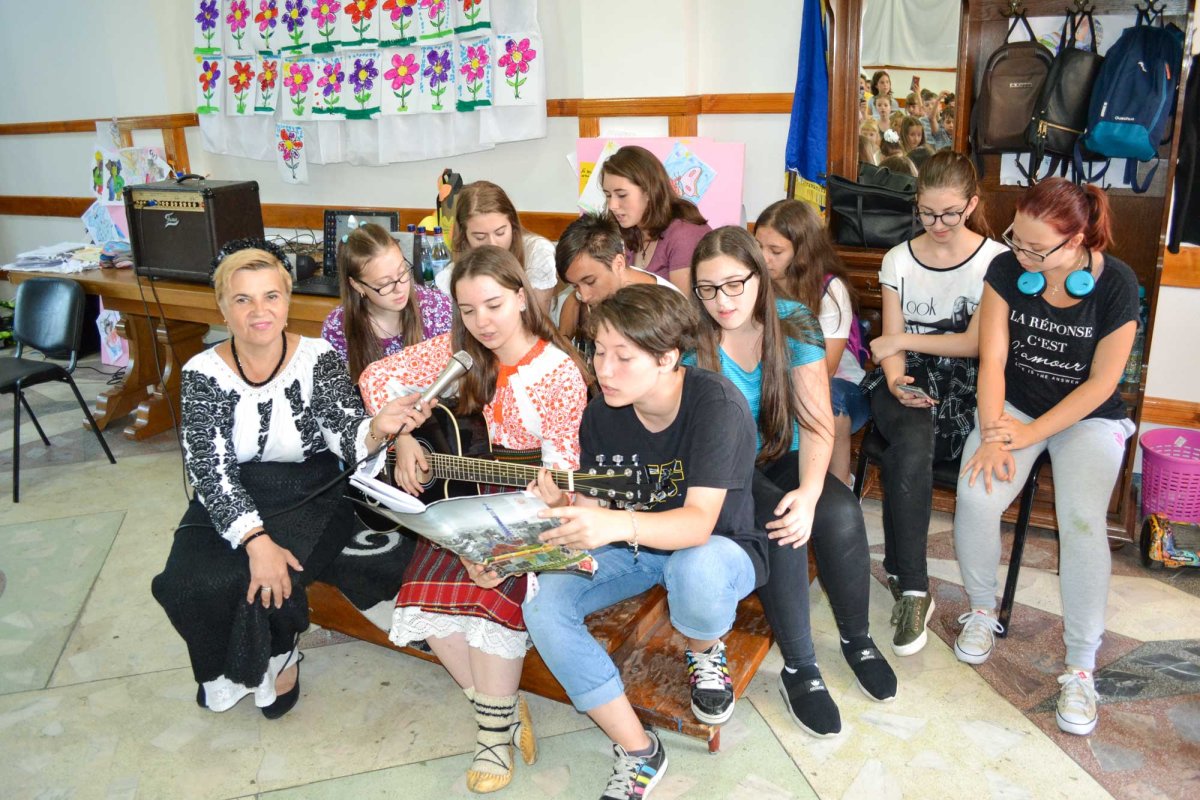 Cântecul şi portul popular, prezentate copiilor din Botoşani 122115