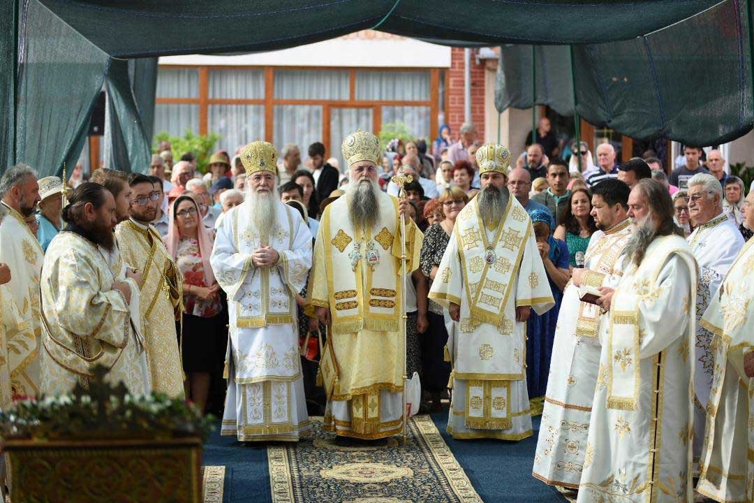 Mănăstirea „Sfânta Ana” de la Orşova şi-a serbat hramul 122094