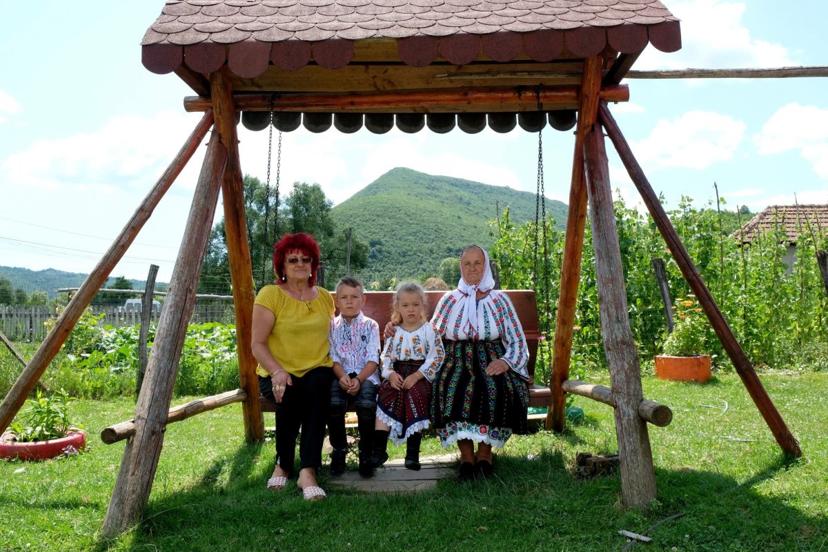 Dascălul care-și ține satul în propria-i matrice 122122