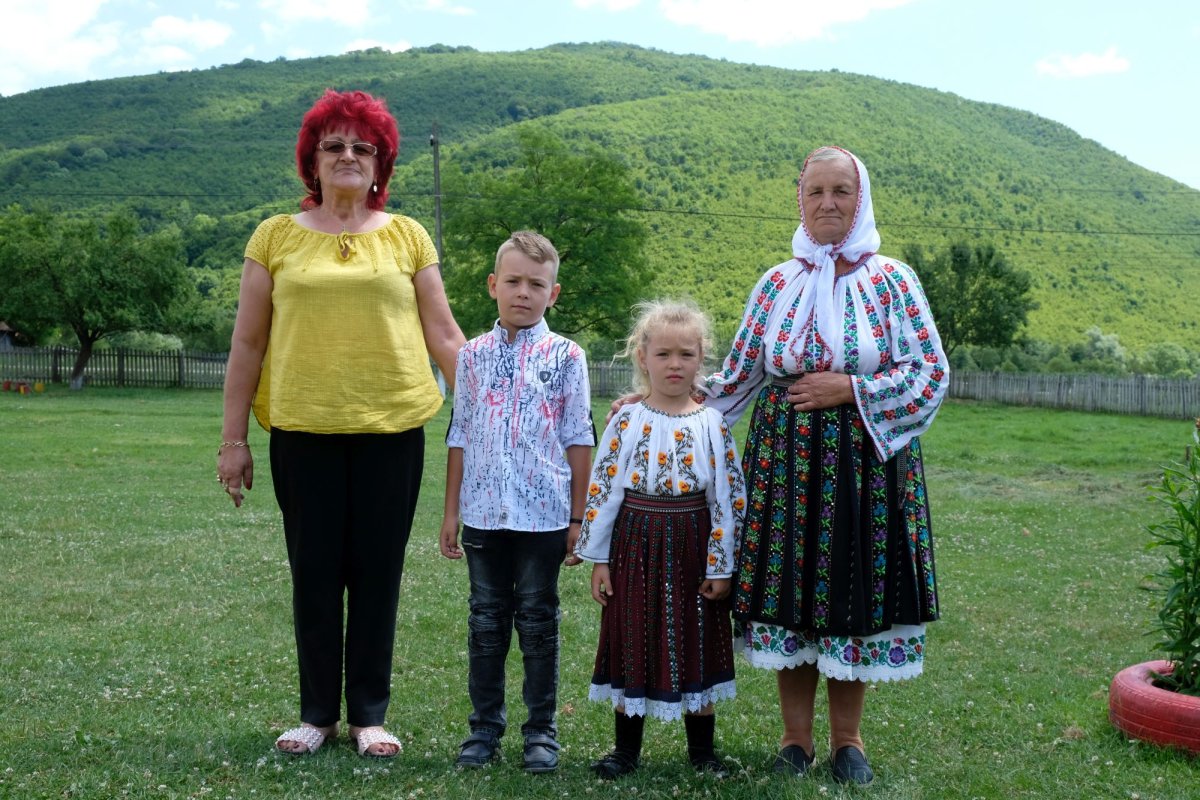 Dascălul care-și ține satul în propria-i matrice 122125