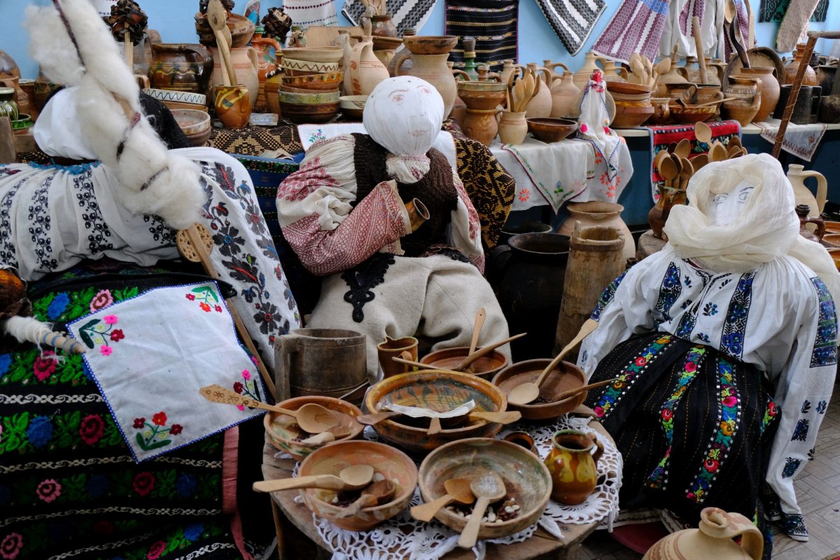 Dascălul care-și ține satul în propria-i matrice 122127