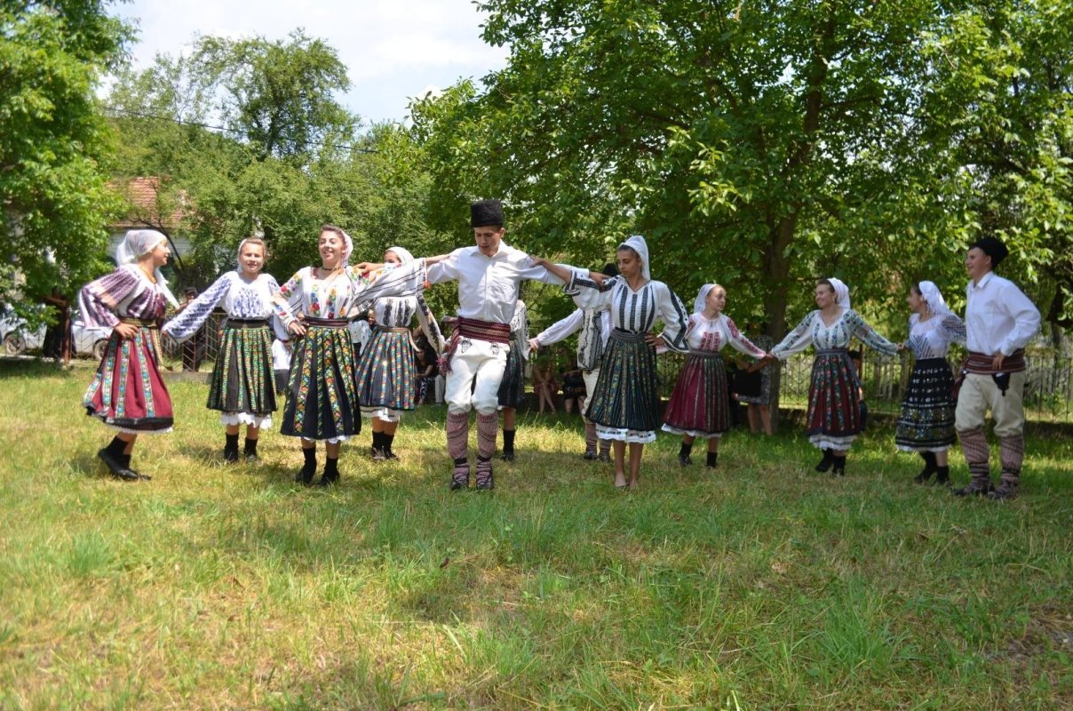 Dascălul care-și ține satul în propria-i matrice 122130