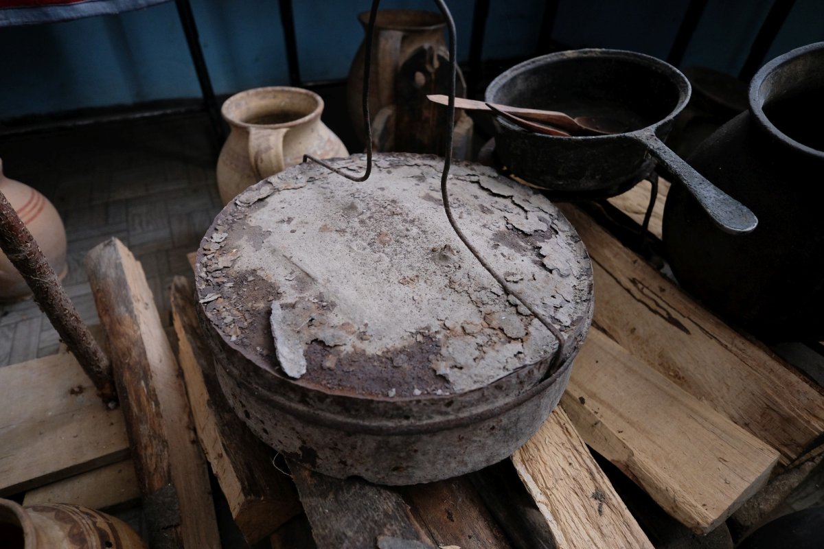 Dascălul care-și ține satul în propria-i matrice 122131