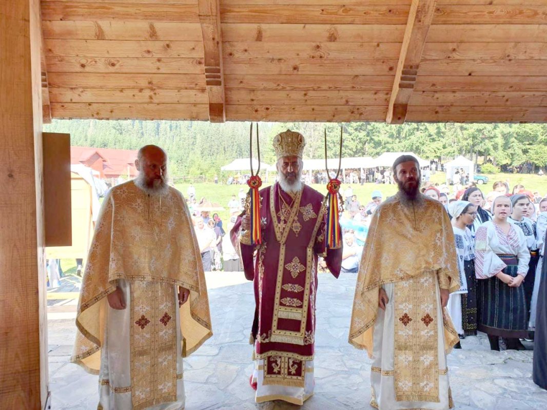 Înaltpreasfințitul Părinte Irineu, la hramul Mănăstirii Oașa 122170