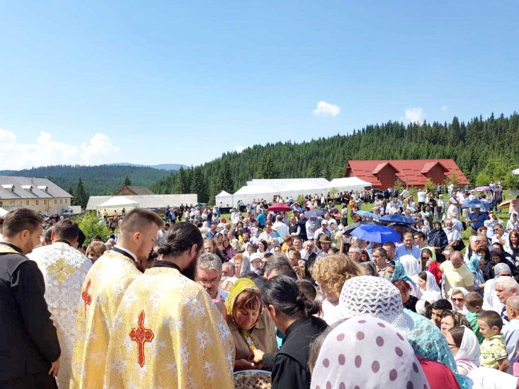 Înaltpreasfințitul Părinte Irineu, la hramul Mănăstirii Oașa 122171