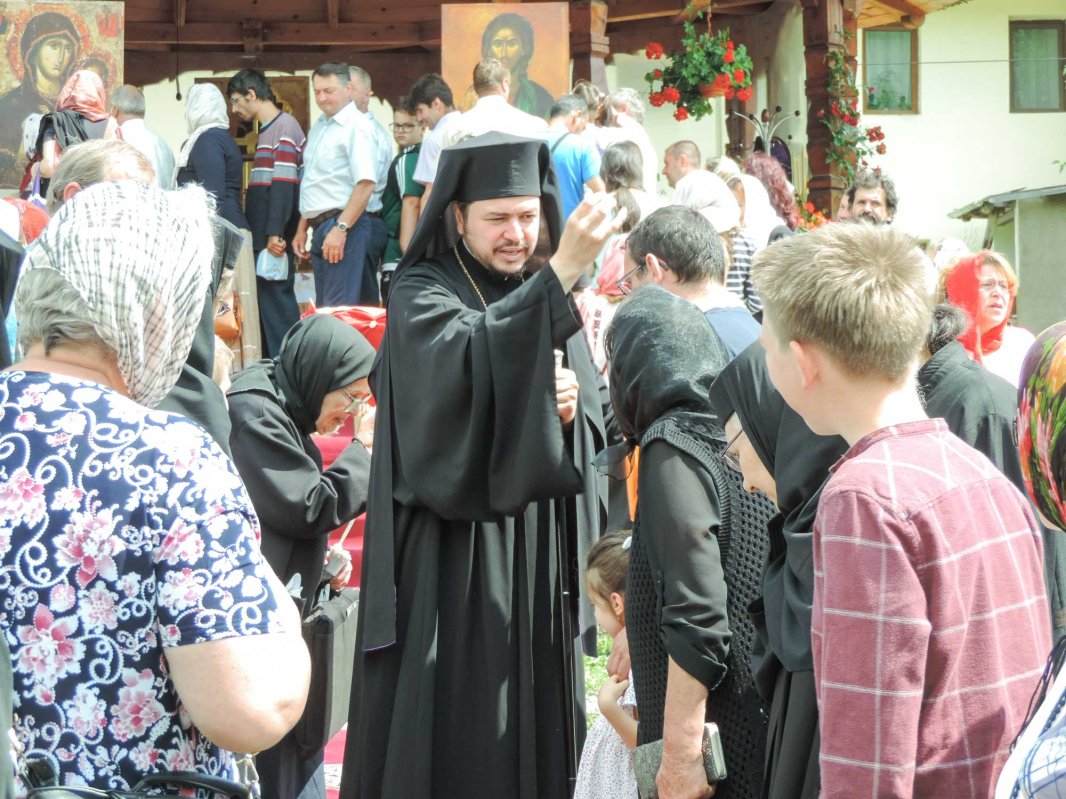 „Sfântul Pantelimon a înţeles că fără jertfă nu există bucurie, că fără sacrificiu nu există împliniri” 122191