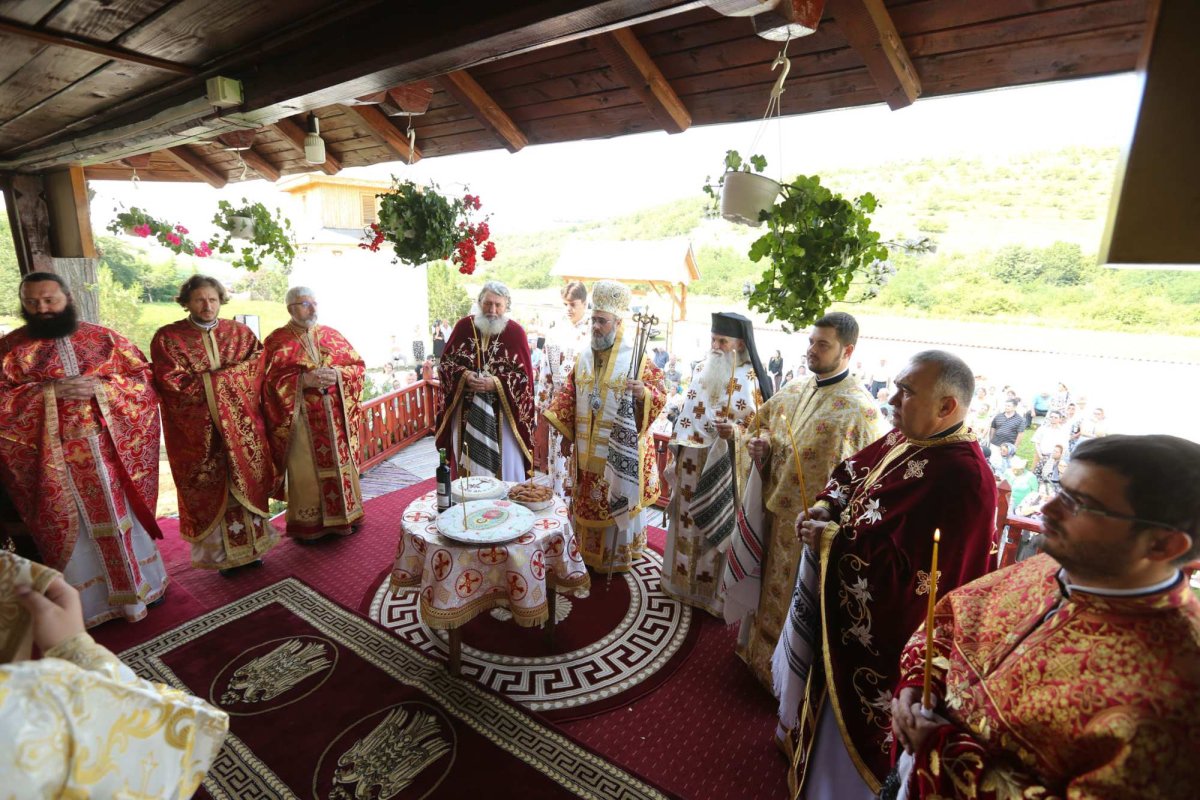 Sfântul Pantelimon, prăznuit cu evlavie de credincioşi 122133