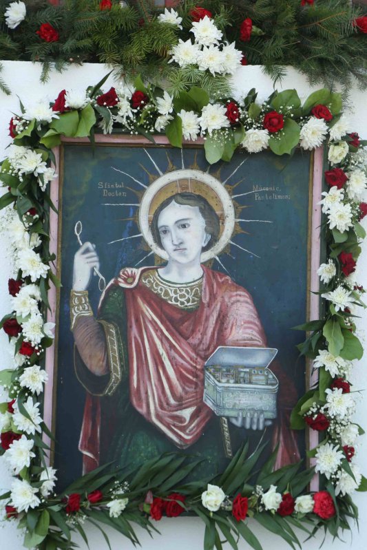 Sfântul Pantelimon, prăznuit cu evlavie de credincioşi 122139