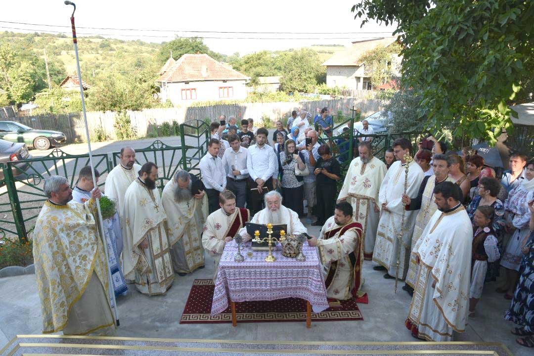 Sfinţirea bisericii parohiale din Izvoru Aneştilor 122297