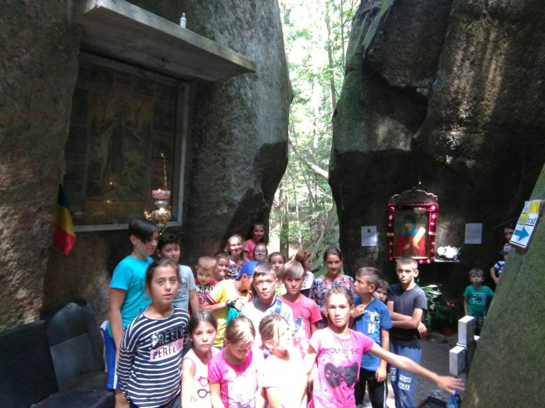 Activităţi pentru tinerii Eparhiei Huşilor 122584