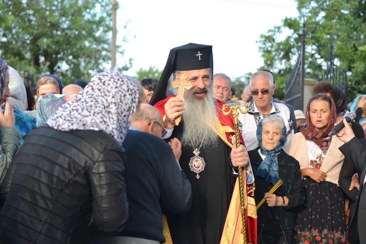 Biserica „Sfântul Ierarh Nicolae” din Botoşani a primit veşmântul sfinţirii 122750