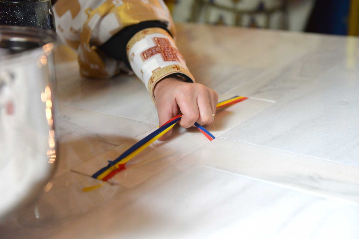 Biserica „Sfântul Ierarh Nicolae” din Botoşani a primit veşmântul sfinţirii 122751