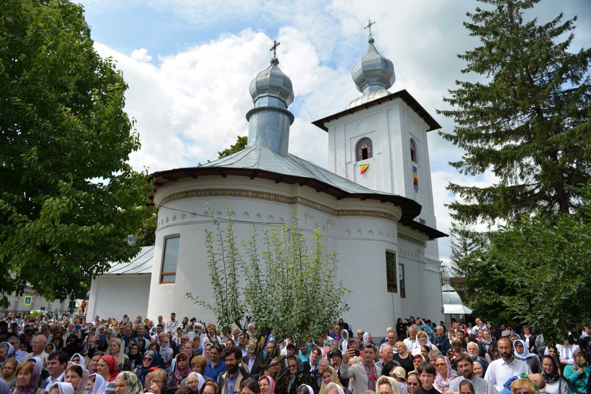 Biserica „Sfântul Ierarh Nicolae” din Botoşani a primit veşmântul sfinţirii 122754