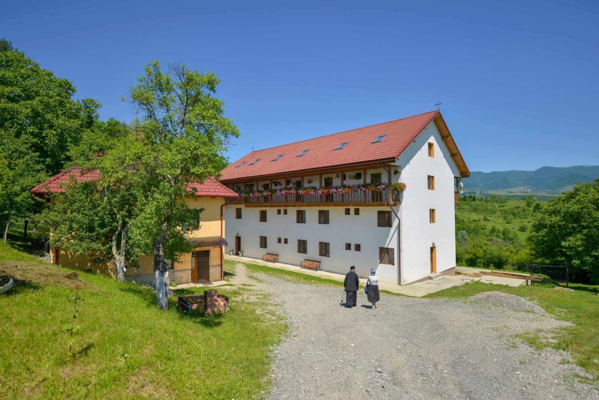 Monahul, „chemat să-I vorbească lui Dumnezeu despre oameni” 122713