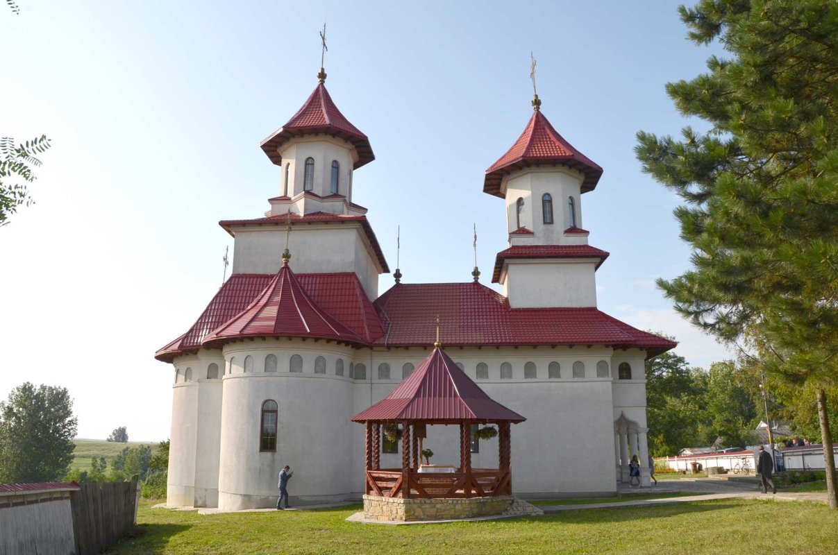 Slujbă arhierească în Parohia Forăşti: „Evanghelia nu e ca o carte de istorie” 122756