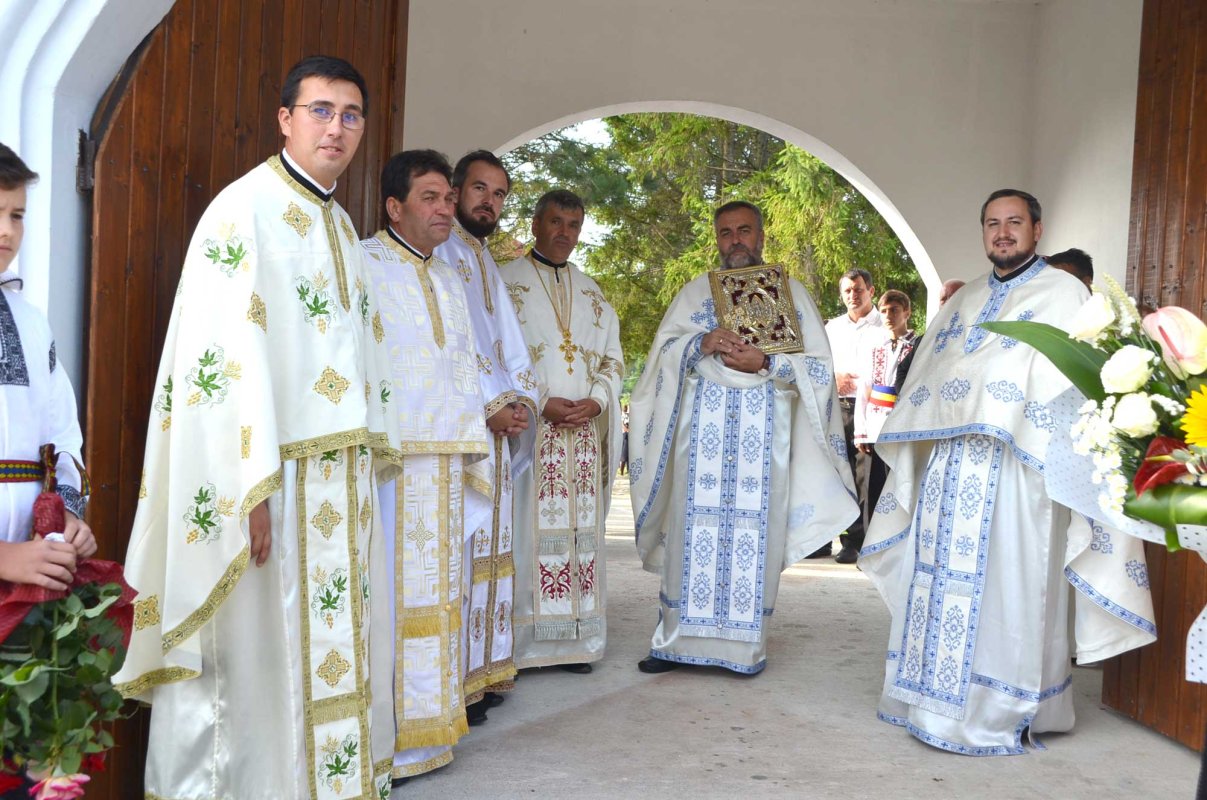 Slujbă arhierească în Parohia Forăşti: „Evanghelia nu e ca o carte de istorie” 122757