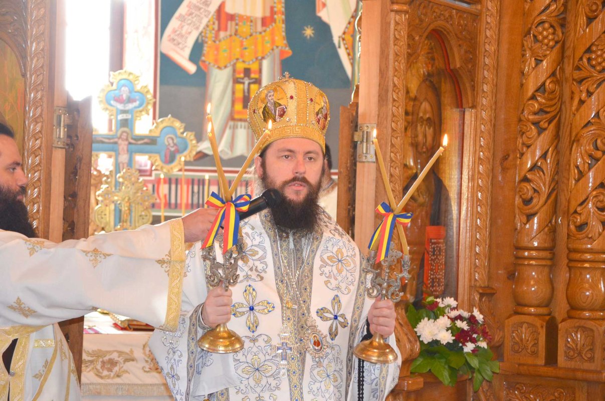 Slujbă arhierească în Parohia Forăşti: „Evanghelia nu e ca o carte de istorie” 122759