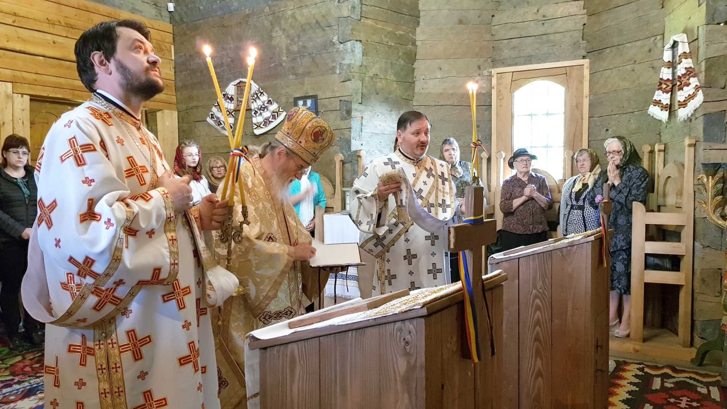 Arhiepiscopul Sucevei şi Rădăuţilor a liturghisit în biserica de la Muzeul Satului Bucovinean 122931