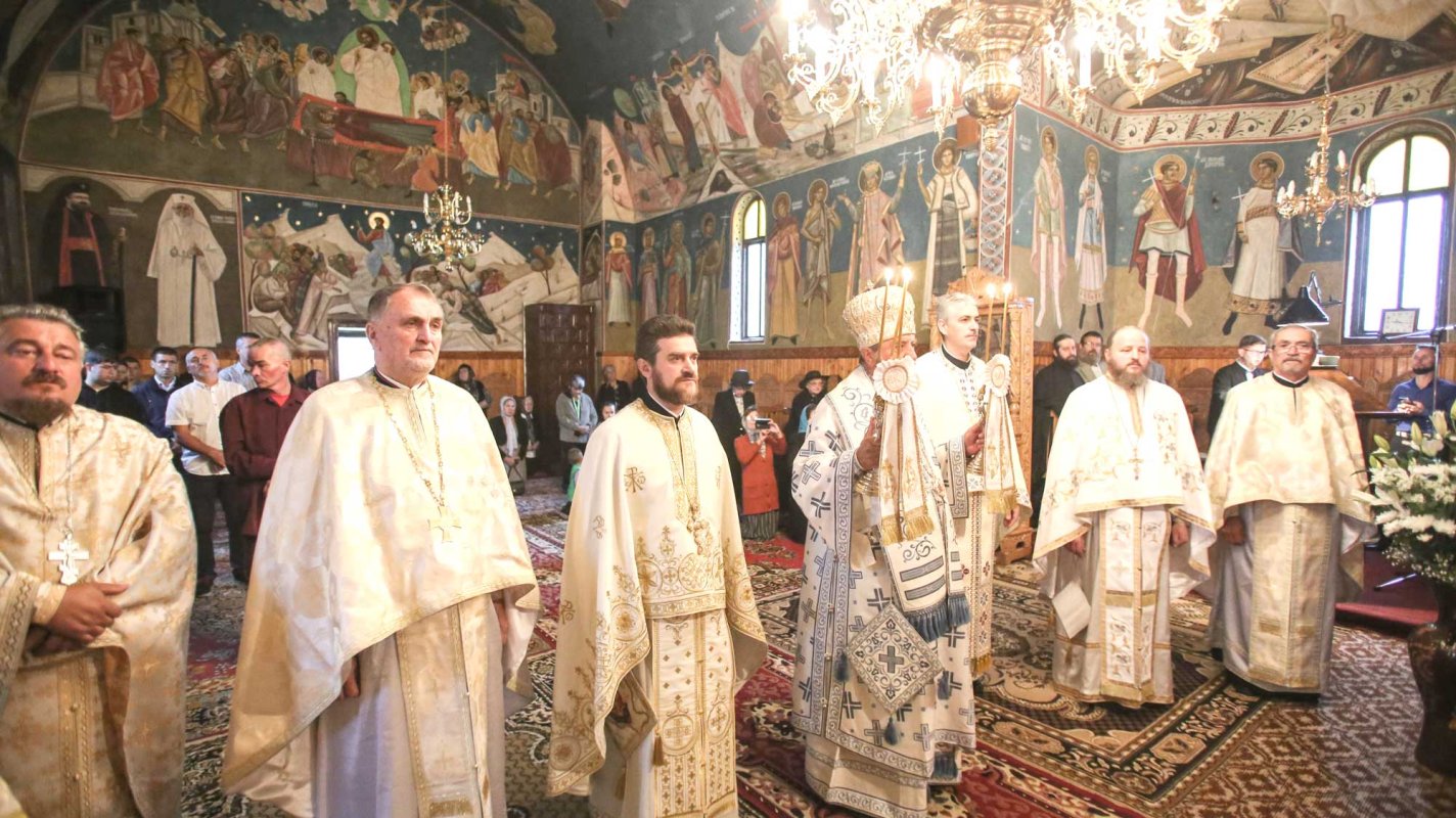 Slujiri arhierești în Duminica a VII-a după Rusalii 122874