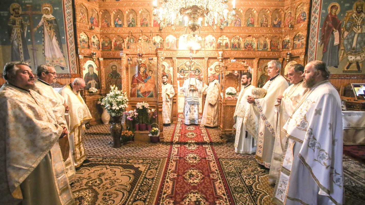 Slujiri arhierești în Duminica a VII-a după Rusalii 122876