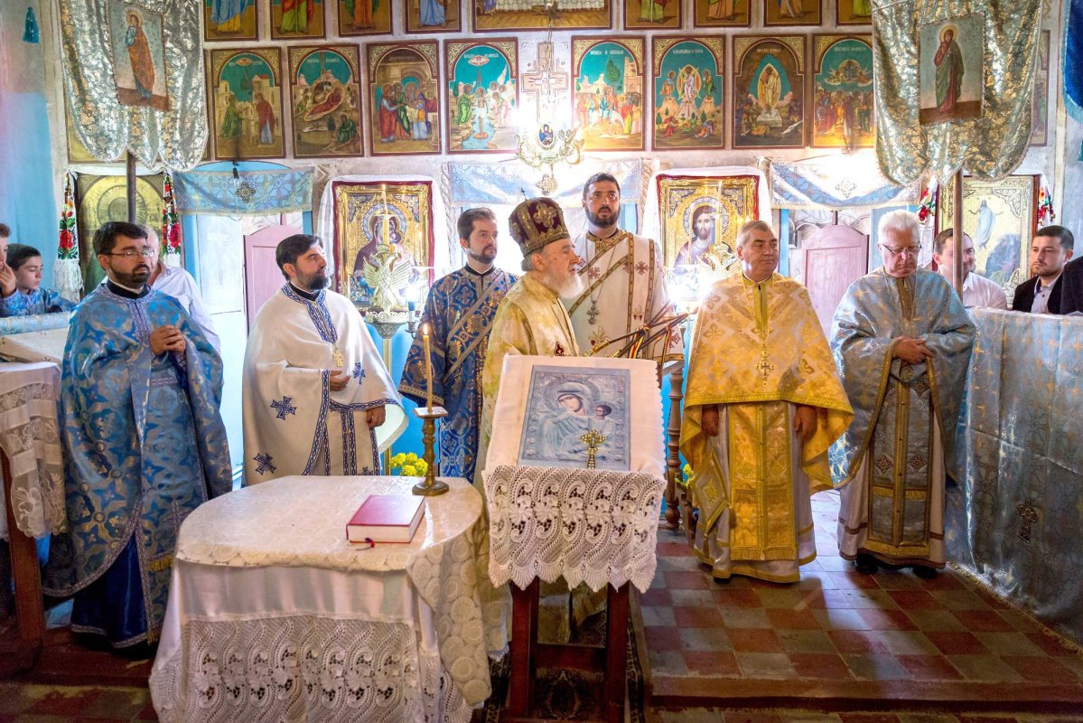 Slujiri arhierești în Duminica a VII-a după Rusalii 122884