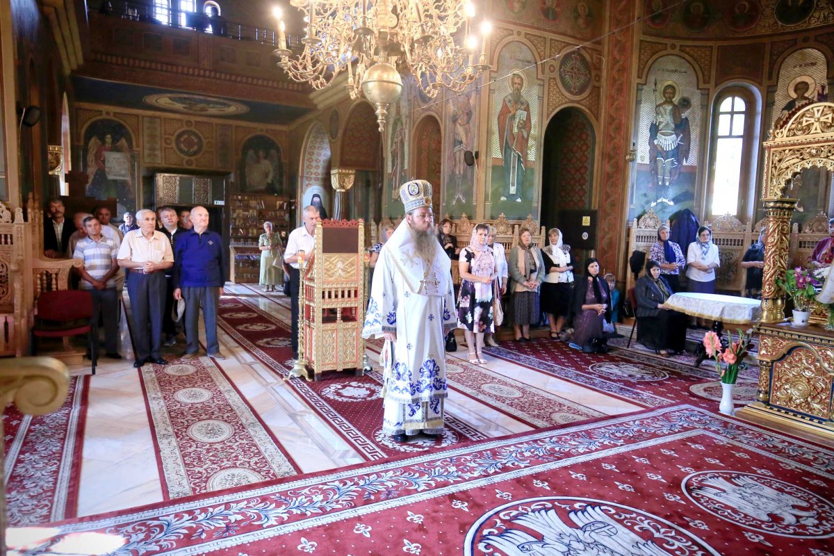 Slujiri arhierești în Duminica a VII-a după Rusalii 122887