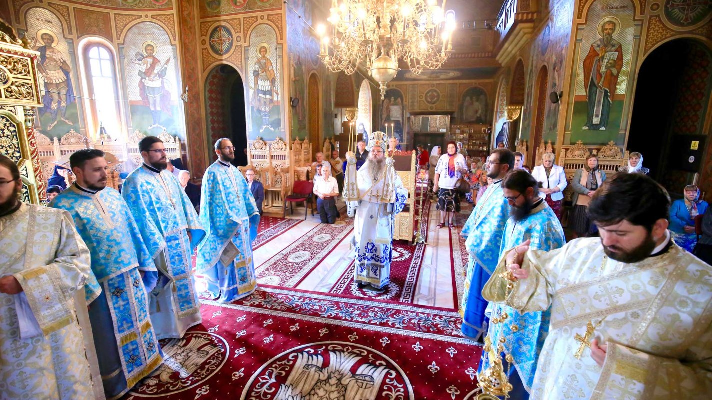 Slujiri arhierești în Duminica a VII-a după Rusalii 122888