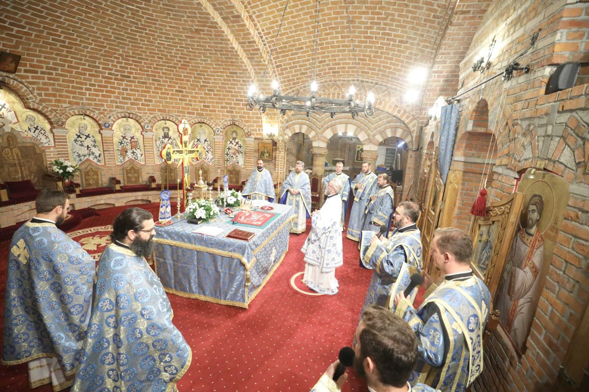 Slujiri arhierești în Duminica a VII-a după Rusalii 122895