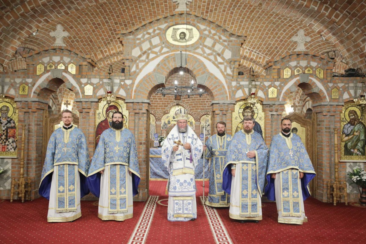 Slujiri arhierești în Duminica a VII-a după Rusalii 122900