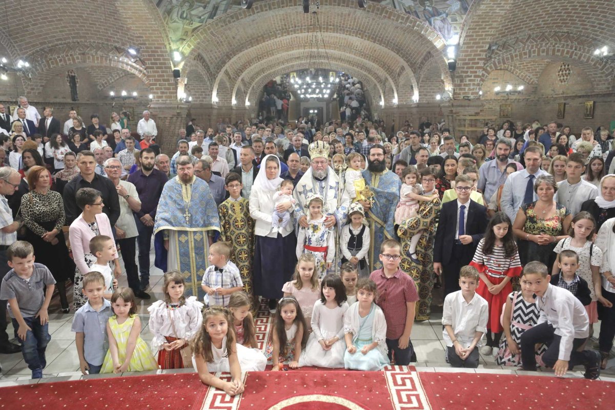 Slujiri arhierești în Duminica a VII-a după Rusalii 122901