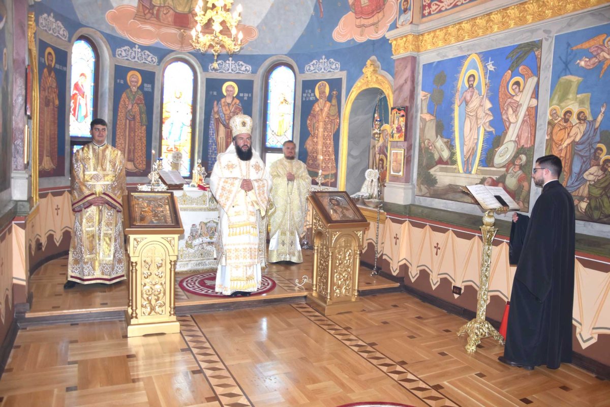 Slujiri arhierești în Duminica a VII-a după Rusalii 122905