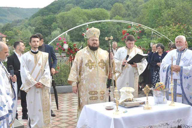 Slujiri arhierești în Duminica a VII-a după Rusalii 122907