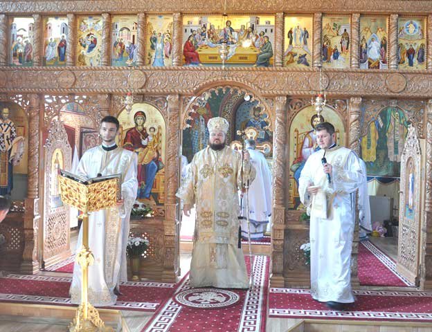 Slujiri arhierești în Duminica a VII-a după Rusalii 122910