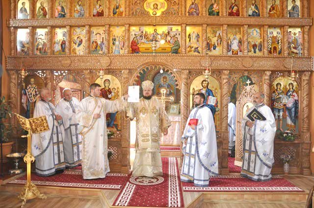 Slujiri arhierești în Duminica a VII-a după Rusalii 122911