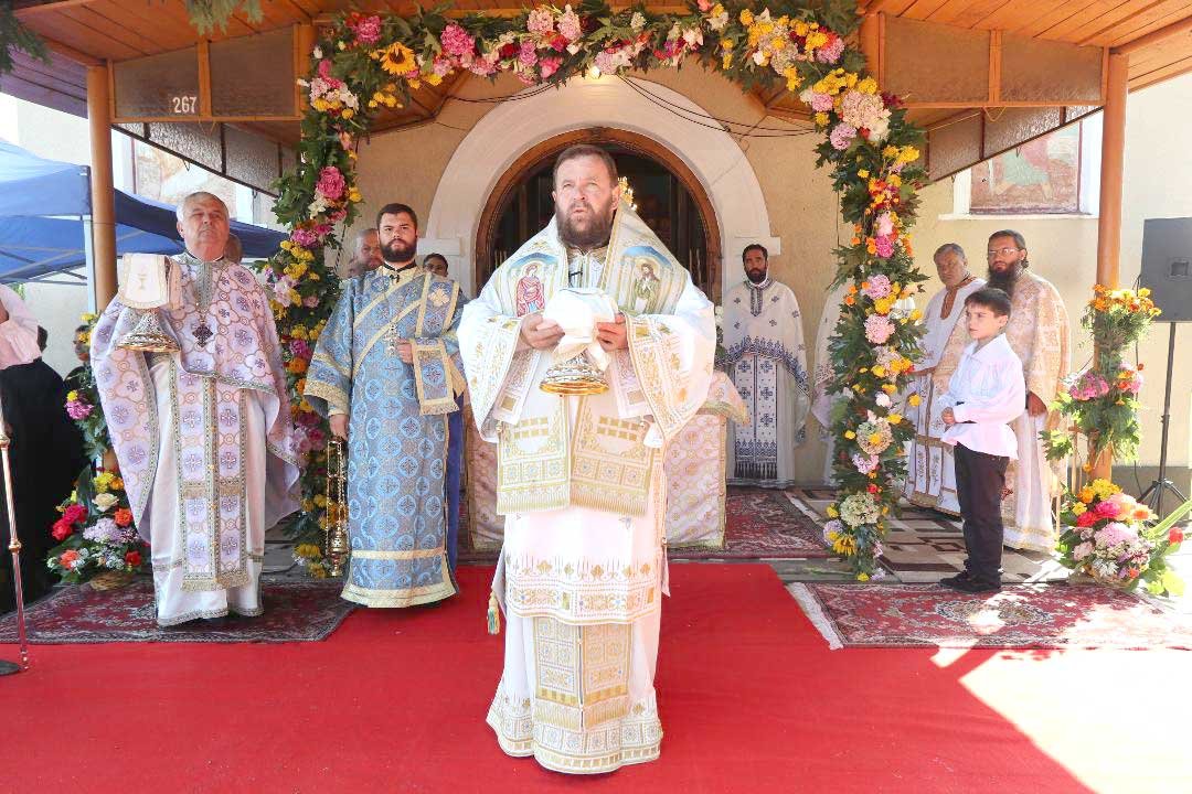Slujiri arhierești în Duminica a VII-a după Rusalii 122913