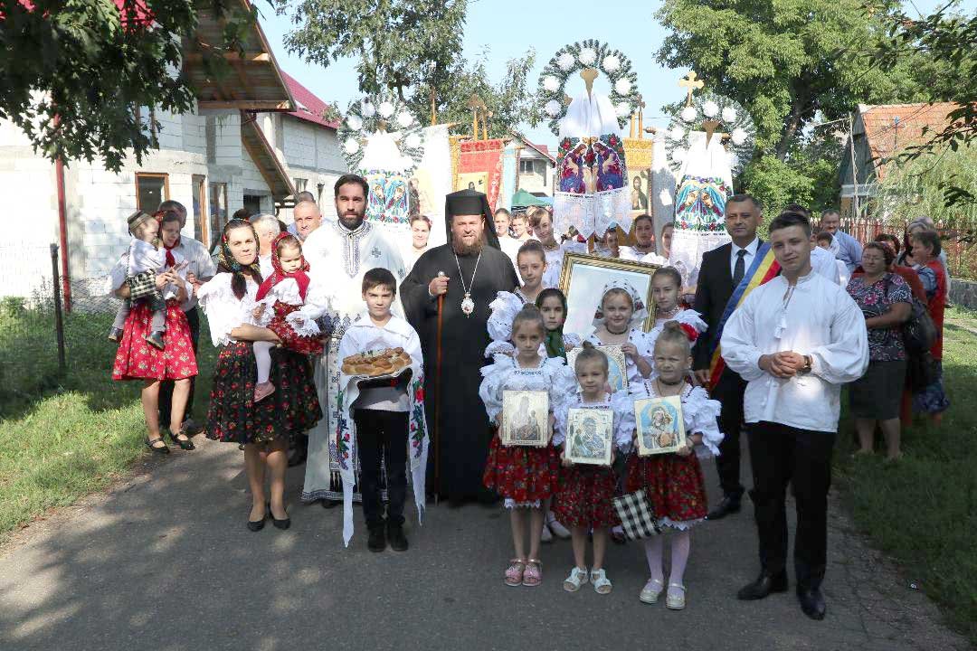 Slujiri arhierești în Duminica a VII-a după Rusalii 122914