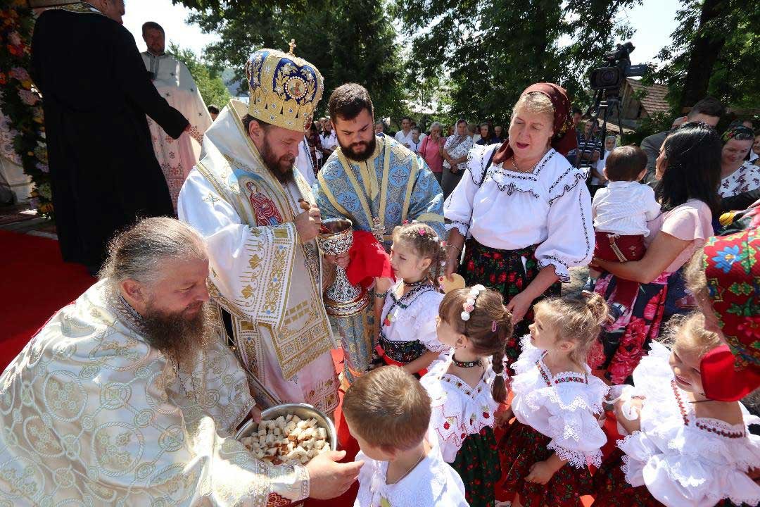 Slujiri arhierești în Duminica a VII-a după Rusalii 122915