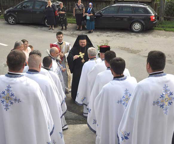 Slujiri arhierești în Duminica a VII-a după Rusalii 122916
