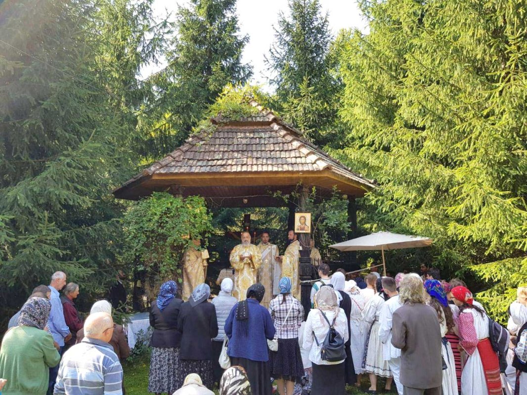 Slujiri arhierești la praznicul Schimbării la Față a lui Hristos 123094