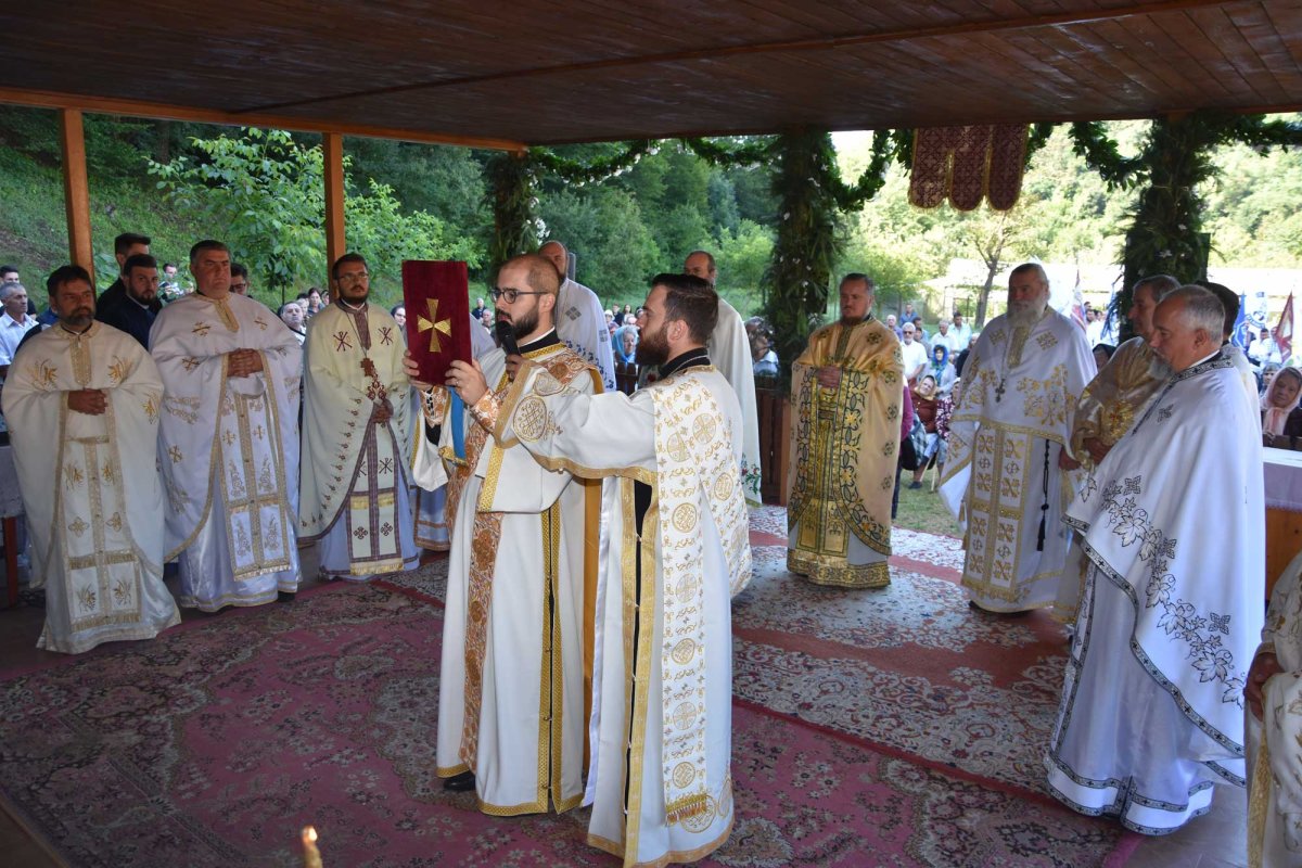 Mulți credincioși la hramul Mănăstirii Almăj-Putna 123272
