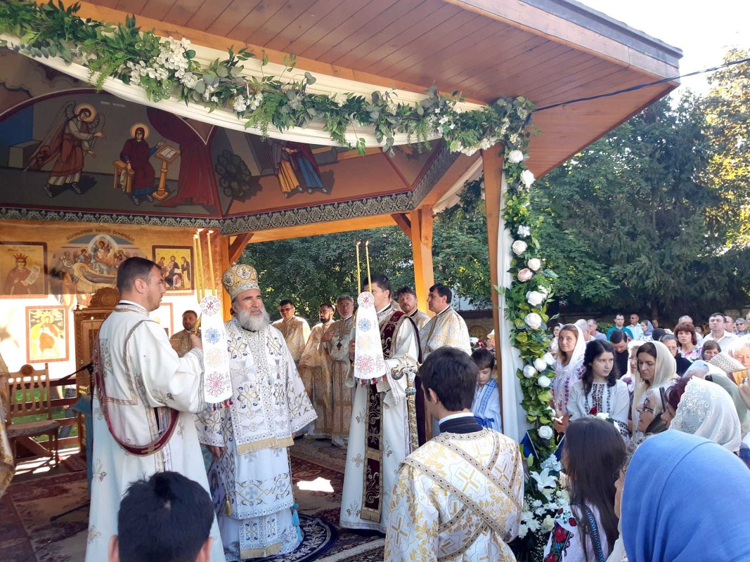 IPS Ioachim a slujit la Biserica Precista din Bacău 123393