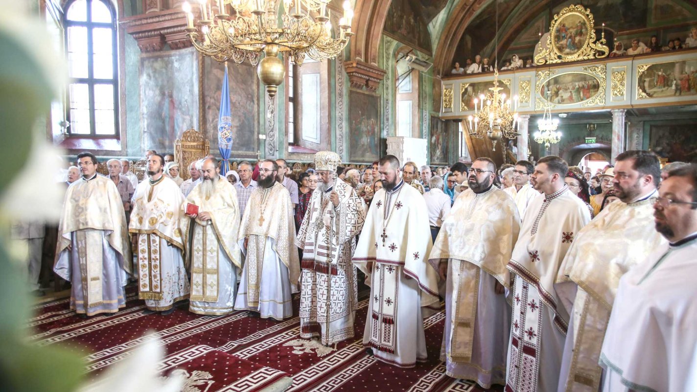 Slujiri arhierești în Duminica a VIII-a după Rusalii 123501