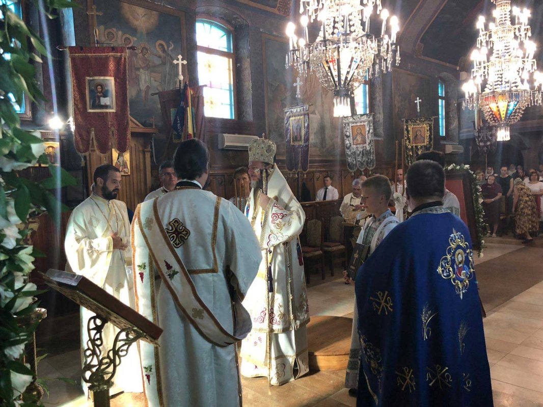 Slujiri arhierești în Duminica a VIII-a după Rusalii 123530