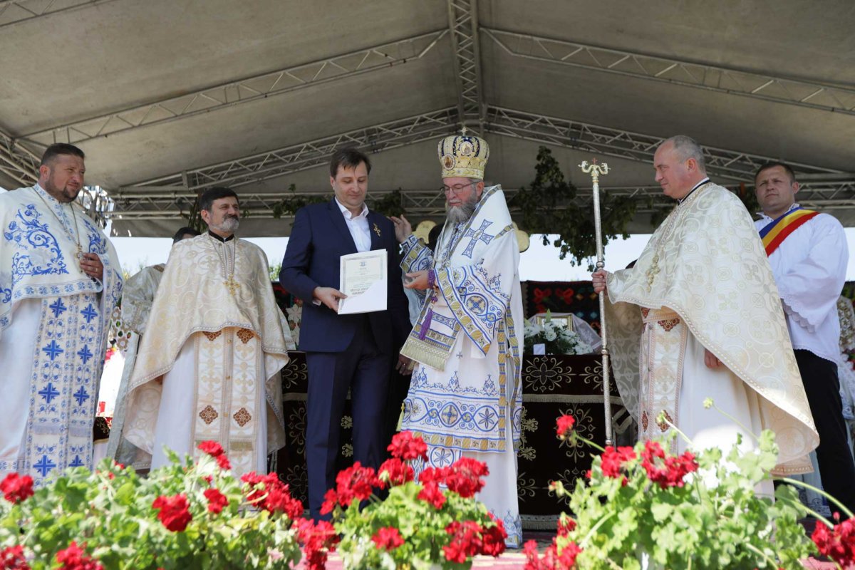 Slujiri arhierești în Duminica a VIII-a după Rusalii 123536