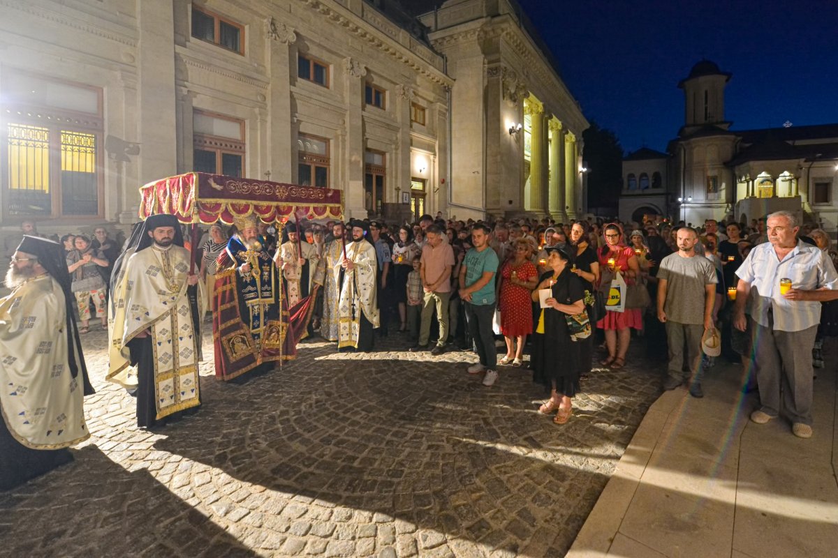 Procesiune cu Epitaful Preasfintei Născătoare de Dumnezeu 123700